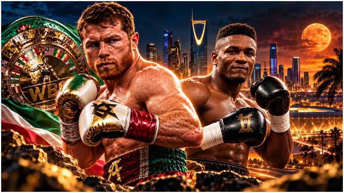 Canelo Álvarez en posición de combate durante una pelea de boxeo en gran arena con público