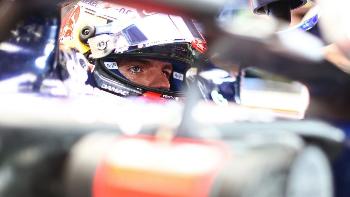 Ayumu Iwasa en el garaje de Red Bull Racing antes de una sesión de práctica libre de Fórmula 1