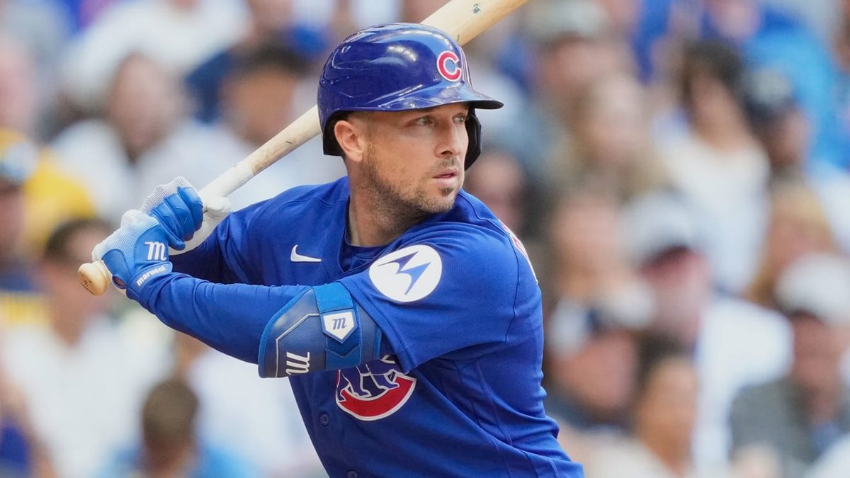 Alex Bregman con el ojo inflamado tras recibir un foul en el rostro durante el partido de los Cubs ante los Reds