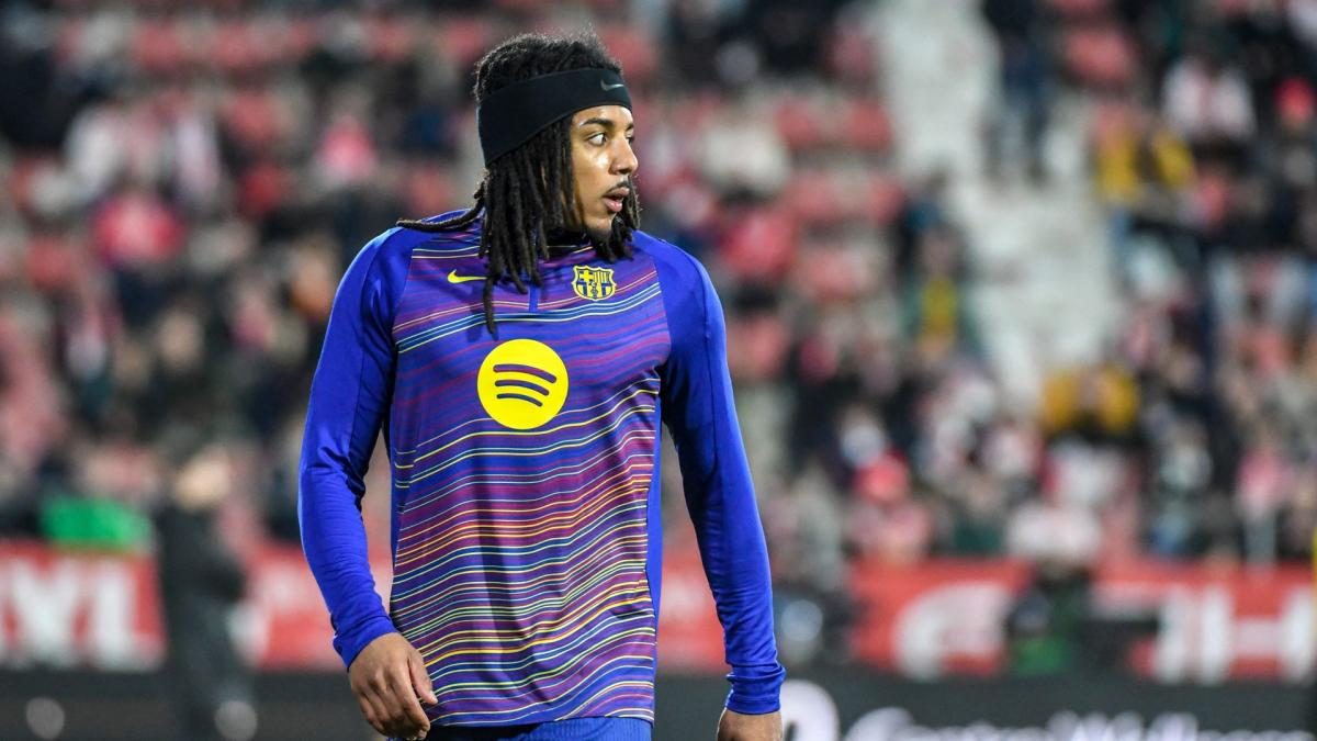Jules Koundé celebra con la camiseta del FC Barcelona tras superar el récord de partidos de Éric Abidal