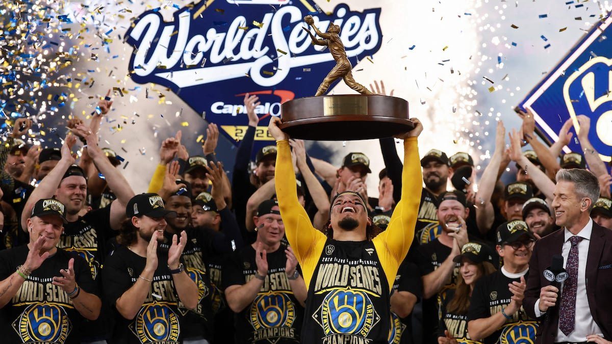 Jugadores de los Milwaukee Brewers celebrando su primer título en la Serie Mundial 2026 tras vencer a los Tampa Bay Rays