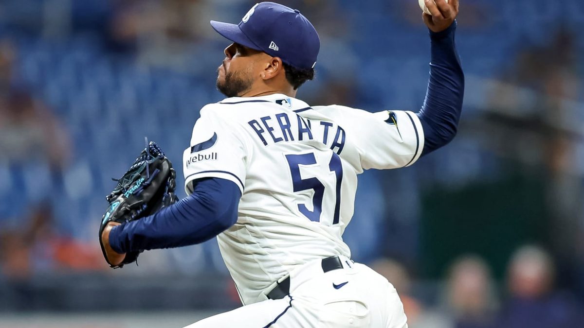 Freddy Peralta en el montículo del Tropicana Field listo para abrir el Juego 2 de la Serie Divisional ante los Yankees