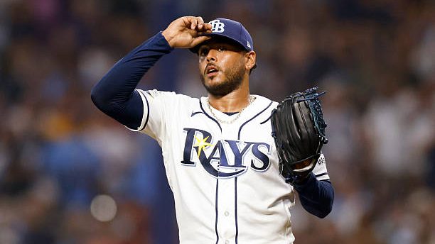 Freddy Peralta lanzando para los Rays de Tampa Bay ante los Yankees de Nueva York en la Serie Divisional de la Liga Americana