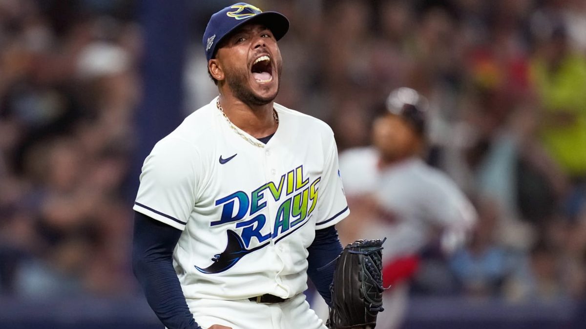 Freddy Peralta lanzando en el Juego 2 de la ALCS 2026 en Tropicana Field ante los Cleveland Guardians