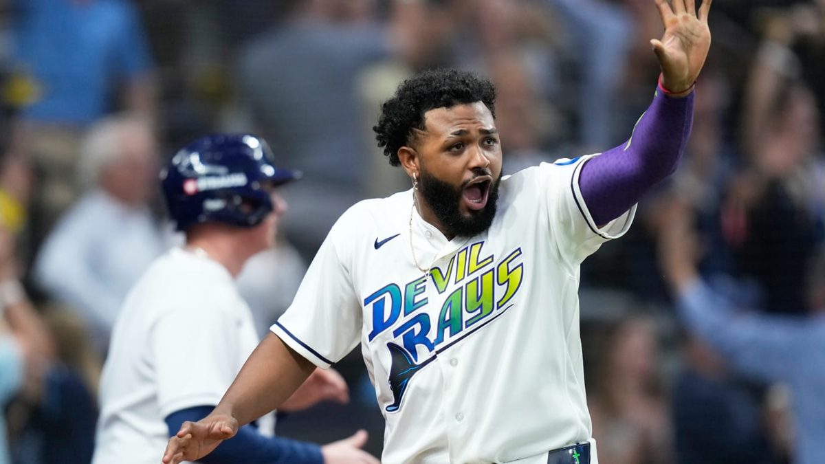 Freddy Peralta lanzando en Tropicana Field durante el Juego 2 de la ALCS 2026 ante los Cleveland Guardians