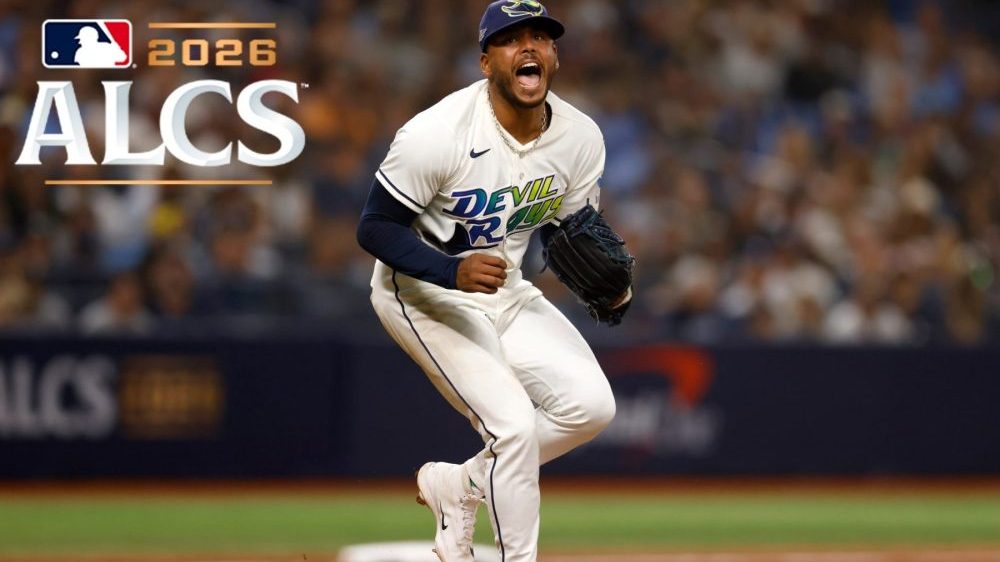 Freddy Peralta lanzando en el Tropicana Field ante los Guardianes de Cleveland en la SCLA