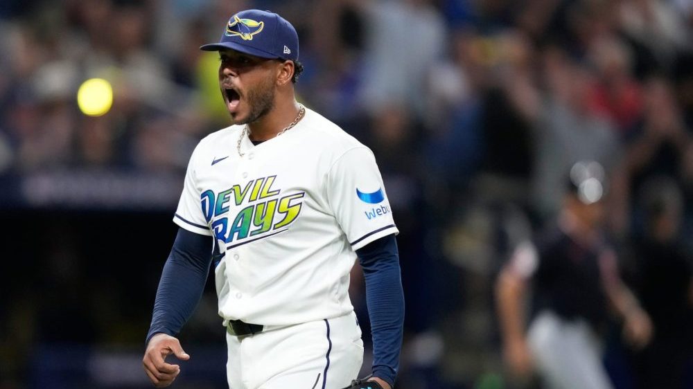 Freddy Peralta lanzando en el Tropicana Field durante el Juego 6 de la SCLA ante los Guardians
