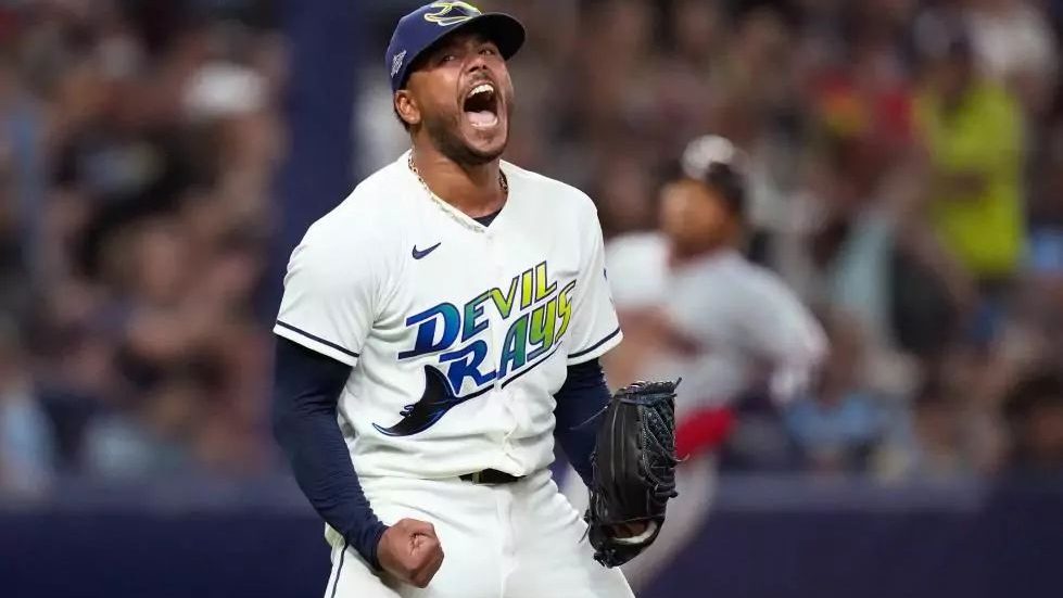 Freddy Peralta celebra el título de la Serie de Campeonato de la Liga Americana con los Rays de Tampa Bay