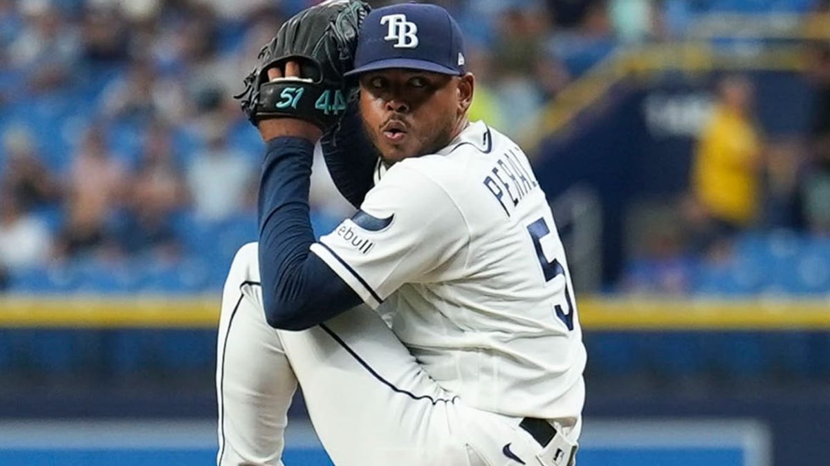 Freddy Peralta lanzando en el Tropicana Field durante la postemporada de la MLB 2026