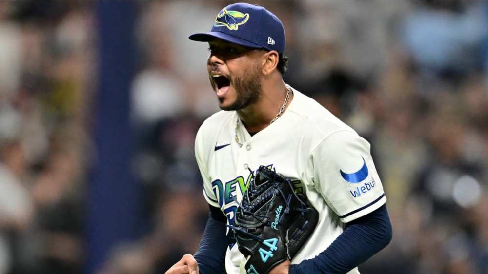 Freddy Peralta lanzando en el Tropicana Field durante el Juego 6 de la Serie de Campeonato de la Liga Americana