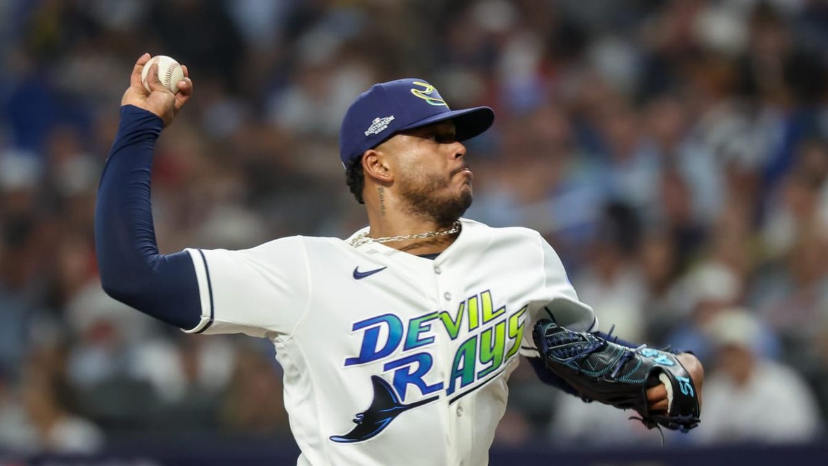 Freddy Peralta lanzando en el Tropicana Field durante el Juego 2 de la Serie de Campeonato de la Liga Americana