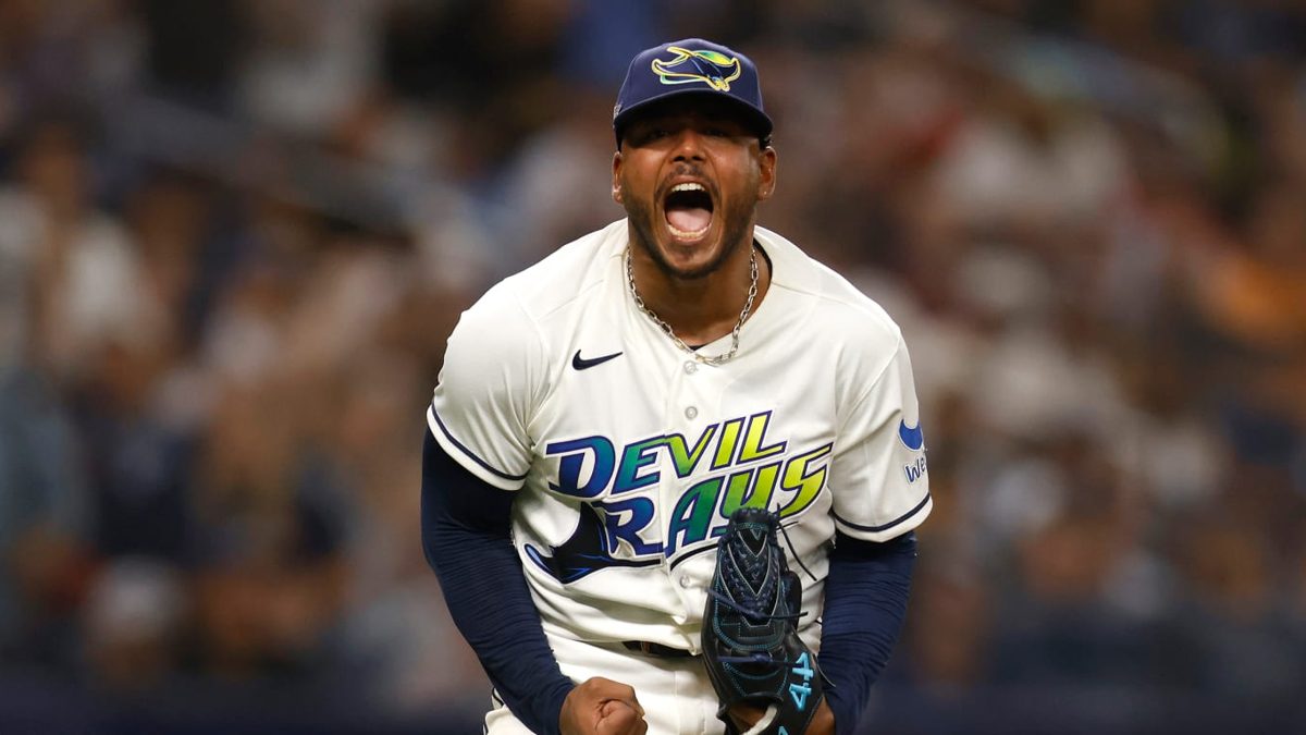 Freddy Peralta lanzando en la postemporada 2026 con uniforme de los Tampa Bay Rays en la Serie Mundial