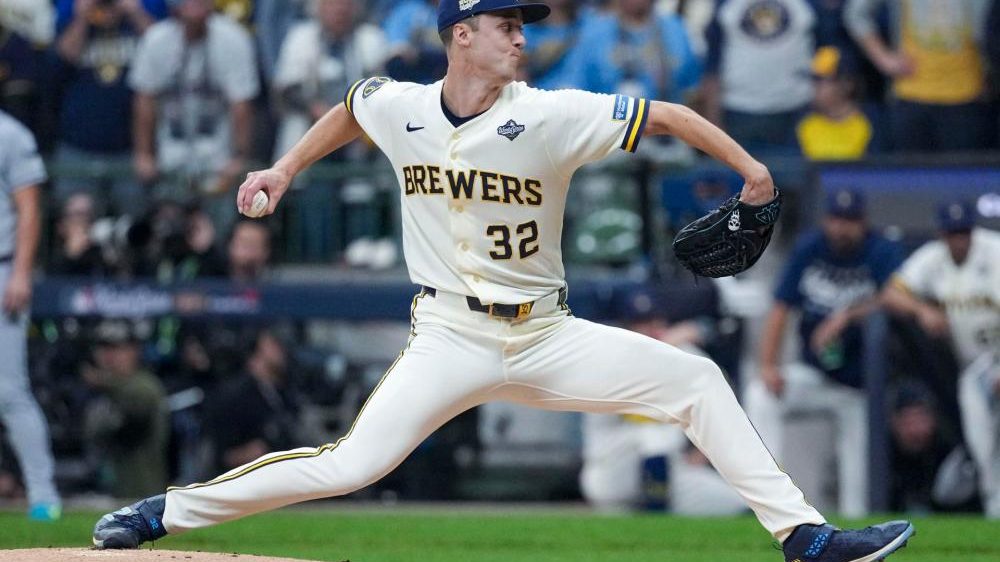 Freddy Peralta en el montículo durante un juego de la Serie Mundial entre Rays y Cerveceros de Milwaukee