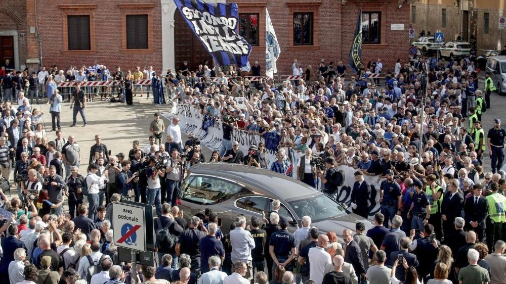 Aficionados del Inter de Milán rinden homenaje a Sandro Mazzola frente a la basílica de Sant'Ambrogio durante su funeral