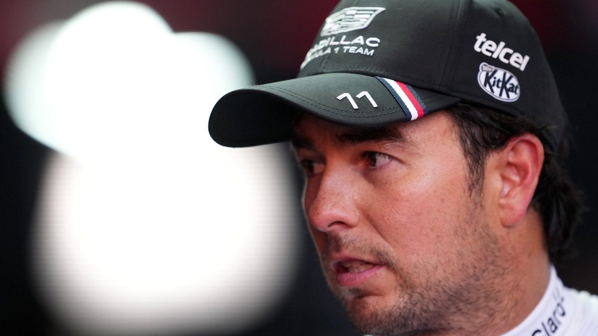 Sergio Checo Pérez con el overol de Cadillac Racing en el paddock de Fórmula 1