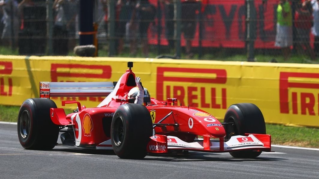Sebastian Vettel pilotando el Ferrari de Michael Schumacher de 2002 en el circuito de Monza durante el Gran Premio de Italia