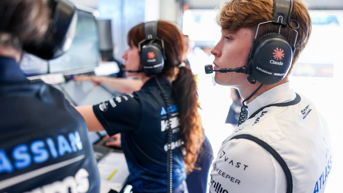Luke Browning al volante del Williams FW48 durante una sesión de entrenamientos libres en circuito de F1