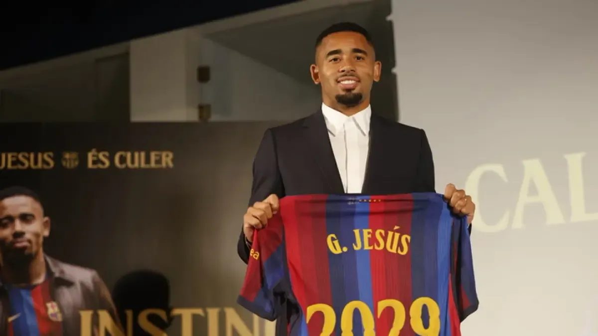 Gabriel Jesus firmando su contrato como nuevo jugador del FC Barcelona en el Spotify Camp Nou