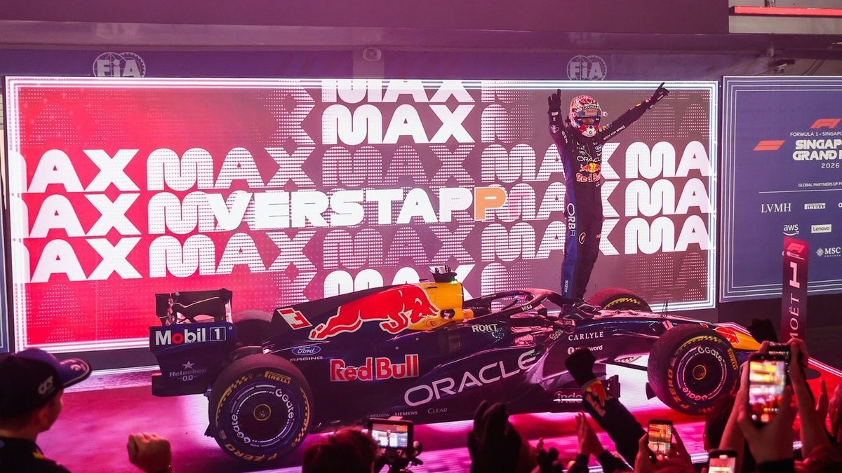 Max Verstappen celebrando su primera victoria en el Gran Premio de Singapur en el circuito de Marina Bay