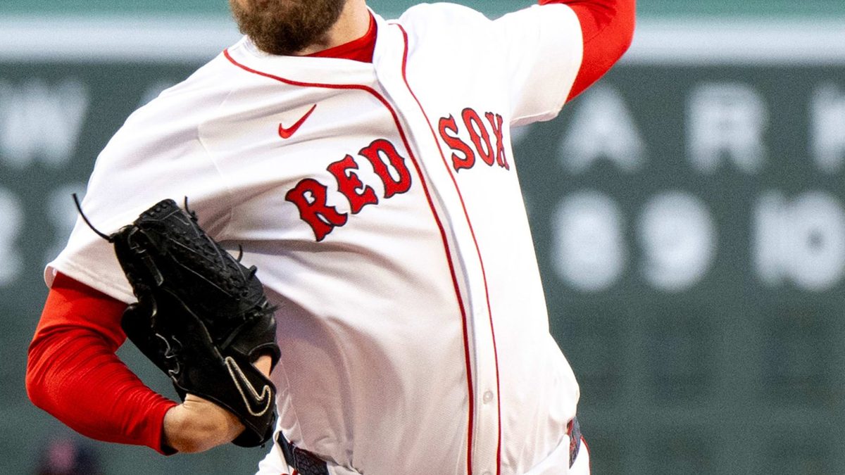 Garrett Crochet en el montículo con el uniforme de los Red Sox de Boston durante un juego de temporada regular