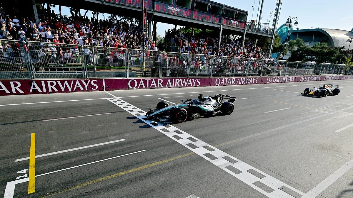 George Russell celebra su victoria en el Gran Premio de Bakú 2026 por 0.1 segundos sobre Max Verstappen