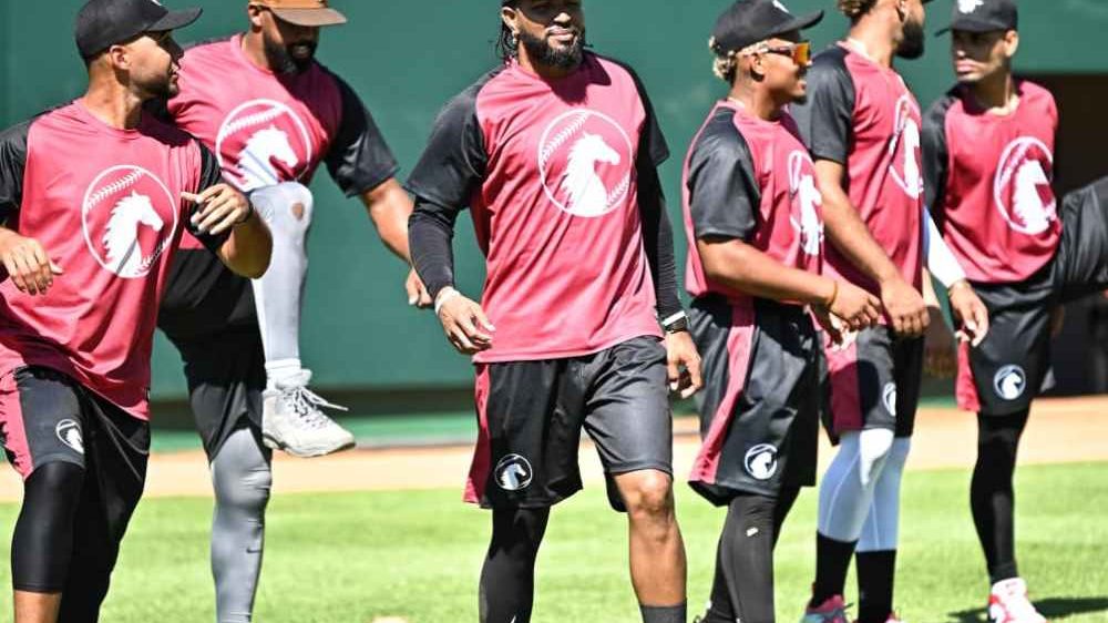 Jugadores de los Gigantes del Cibao en entrenamiento de pretemporada en el Estadio Julián Javier de San Francisco de Macorís