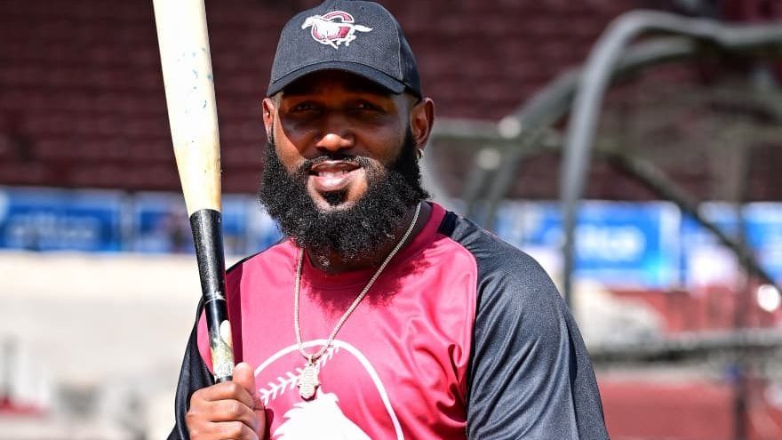 Marcell Ozuna con uniforme de los Gigantes del Cibao en el Estadio Julián Javier durante los entrenamientos de pretemporada