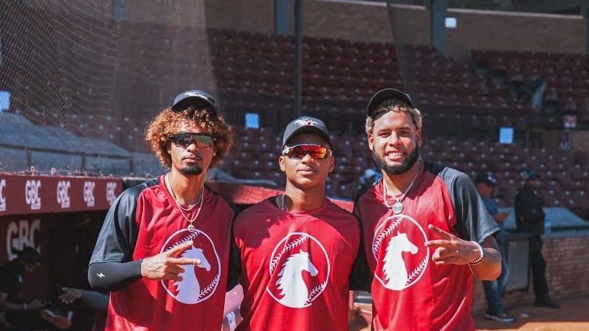 Jugadores de los Gigantes del Cibao entrenando en el Estadio Julián Javier de San Francisco de Macorís