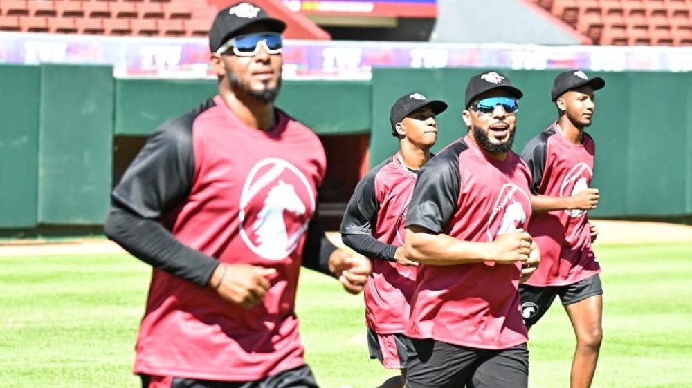 Jugadores de los Gigantes del Cibao en prácticas de pretemporada en el Estadio Julián Javier de San Francisco de Macorís