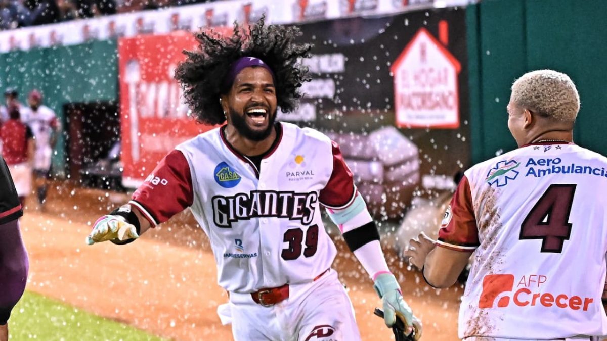 Jugadores de los Gigantes del Cibao celebran en el Estadio Julián Javier tras victoriar 7-6 en diez entradas sobre los Toros del Este