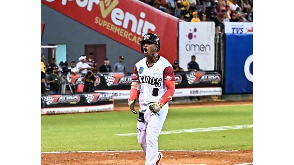 Jefferson Rojas celebra uno de sus dos jonrones en el Estadio Quisqueya Juan Marichal ante los Tigres del Licey