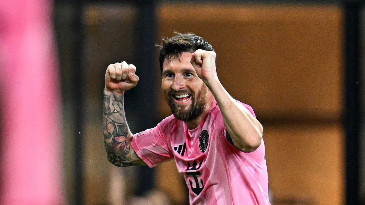 Lionel Messi celebrando su gol de tiro libre con Inter Miami ante San Diego FC en la MLS