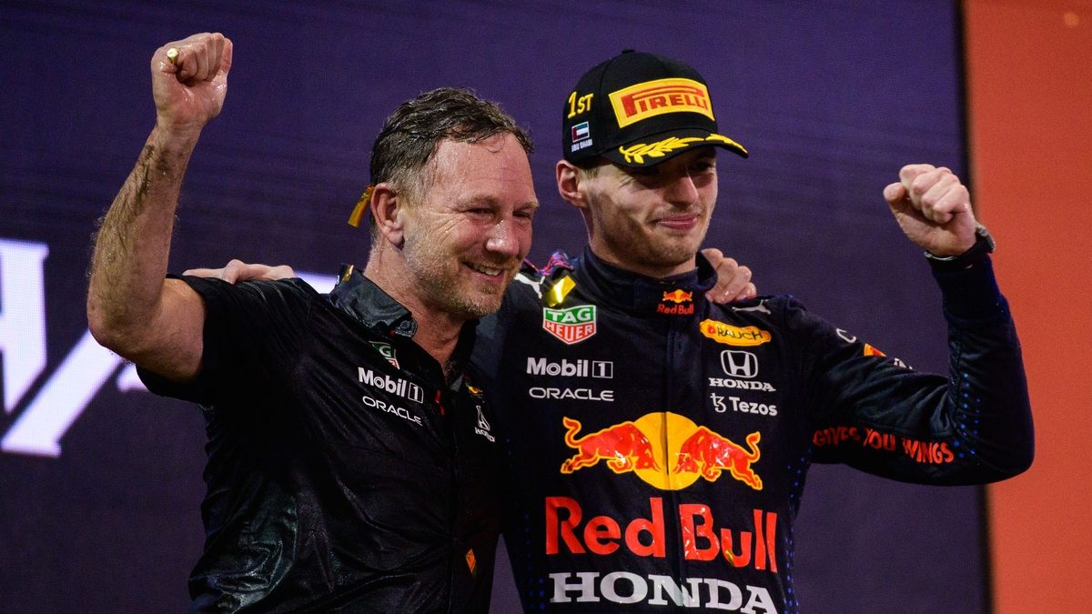 Christian Horner junto a Max Verstappen en el paddock de Red Bull Racing durante el GP de Abu Dhabi 2021