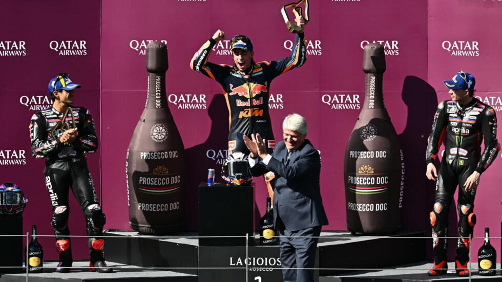Pedro Acosta con casco KTM celebra en el podio su primera victoria en el GP de Austria de MotoGP en el Red Bull Ring de Spielberg