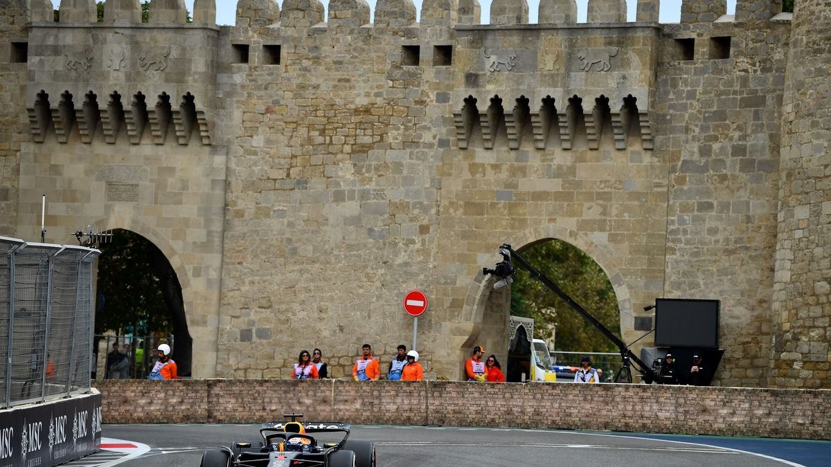 Monoplazas de Fórmula 1 en el circuito callejero de Bakú durante el Gran Premio de Azerbaiyán