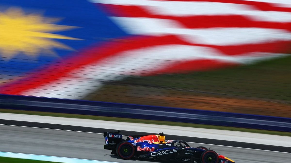 Max Verstappen con su Red Bull RB22 lidera la primera práctica libre del GP de Bahréin en el circuito de Sepang, Malasia