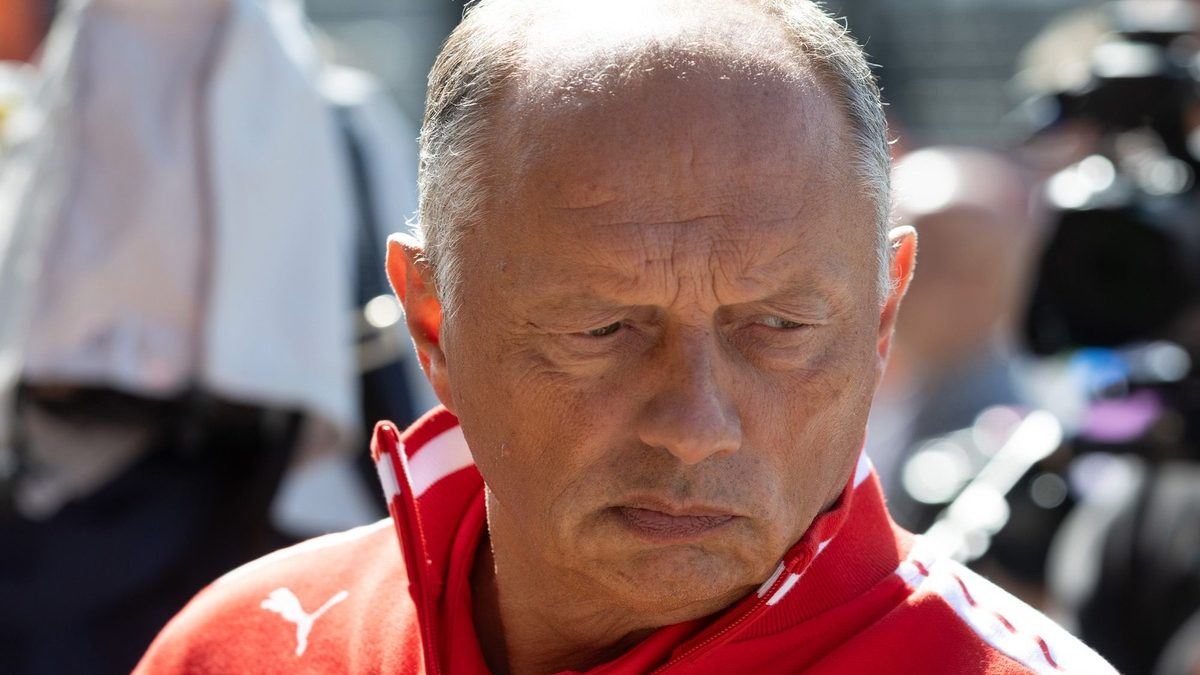 Fred Vasseur observa el Ferrari SF-26 en el paddock del Circuit of the Americas previo al GP de Estados Unidos