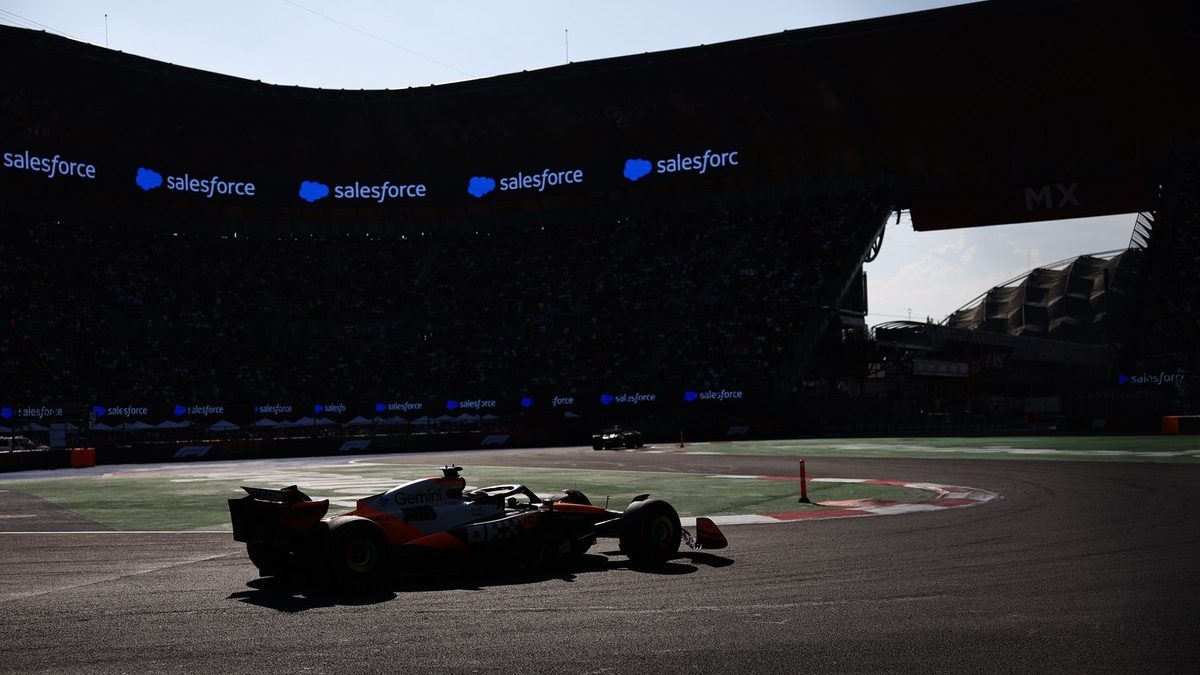 Vista aérea del Autódromo Hermanos Rodríguez con monoplazas de F1 en pista durante el Gran Premio de México