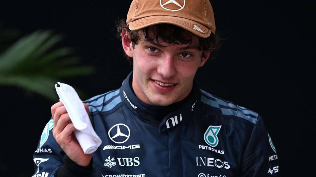 Kimi Antonelli con el casco puesto dentro del monoplaza de Mercedes en el GP de México 2026