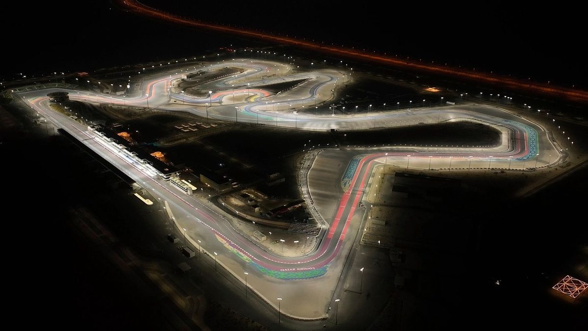 Circuito de Lusail en Qatar con la pista iluminada y las gradas llenas durante un Gran Premio de F1