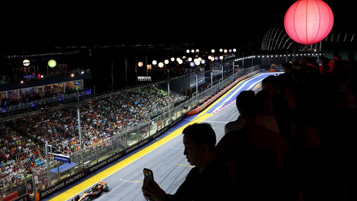 Monoplazas de Fórmula 1 compitiendo en el circuito nocturno de Marina Bay durante el Gran Premio de Singapur