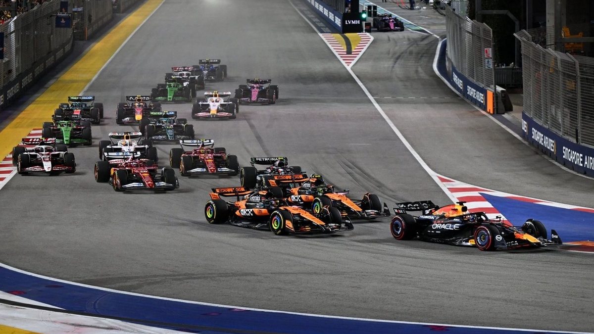 Max Verstappen y Kimi Antonelli en pista durante el Gran Premio de Singapur 2026 en Marina Bay