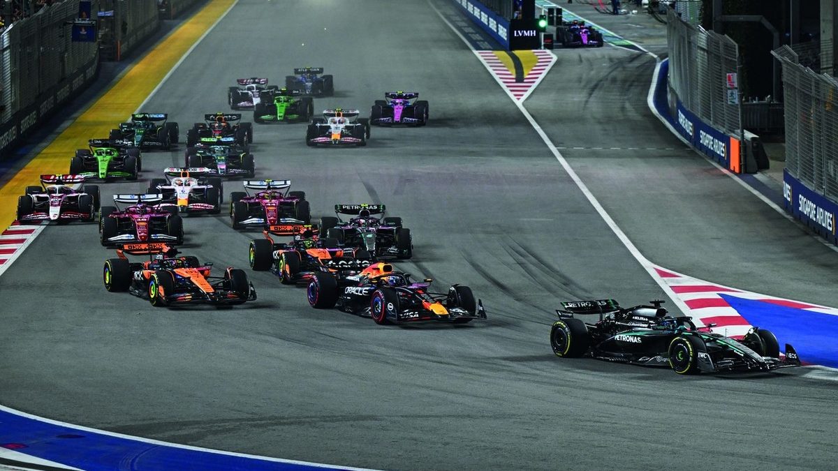 Monoplazas de Fórmula 1 compitiendo en el circuito nocturno de Marina Bay, Singapur