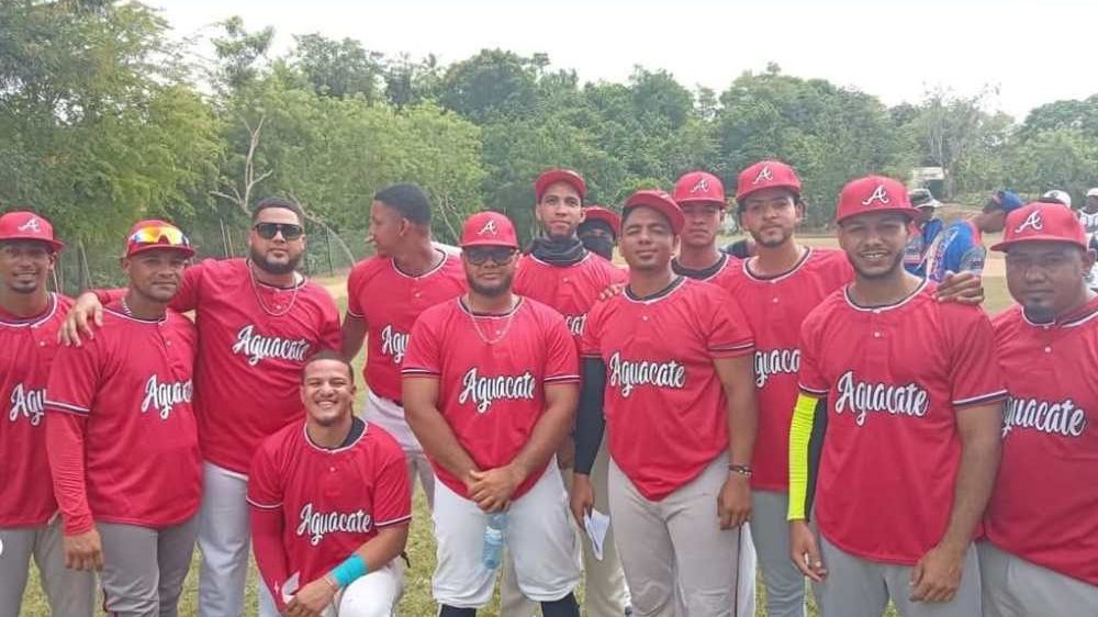 Peloteros campesinos dominicanos en acción durante la final del torneo Unidad del Campo 2026 en Matalarga