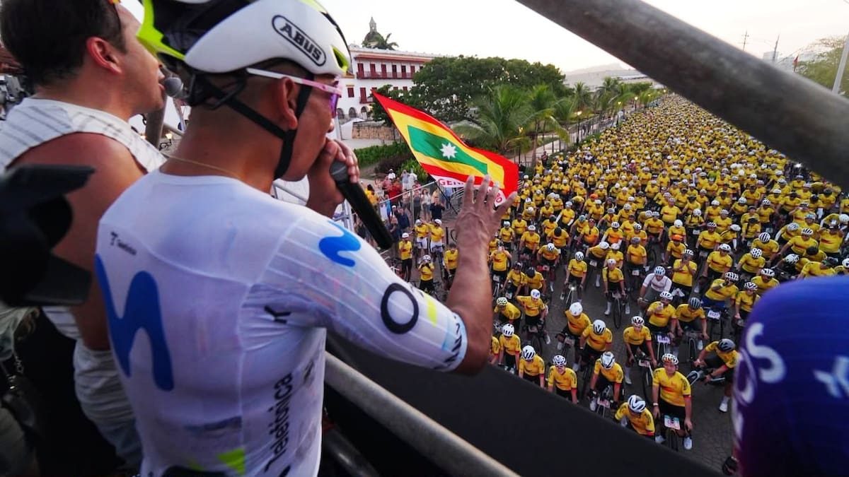 Nairo Quintana rodeado de miles de ciclistas en el Corredor Histórico de Cartagena durante el Gran Fondo Nairo Fest 2026