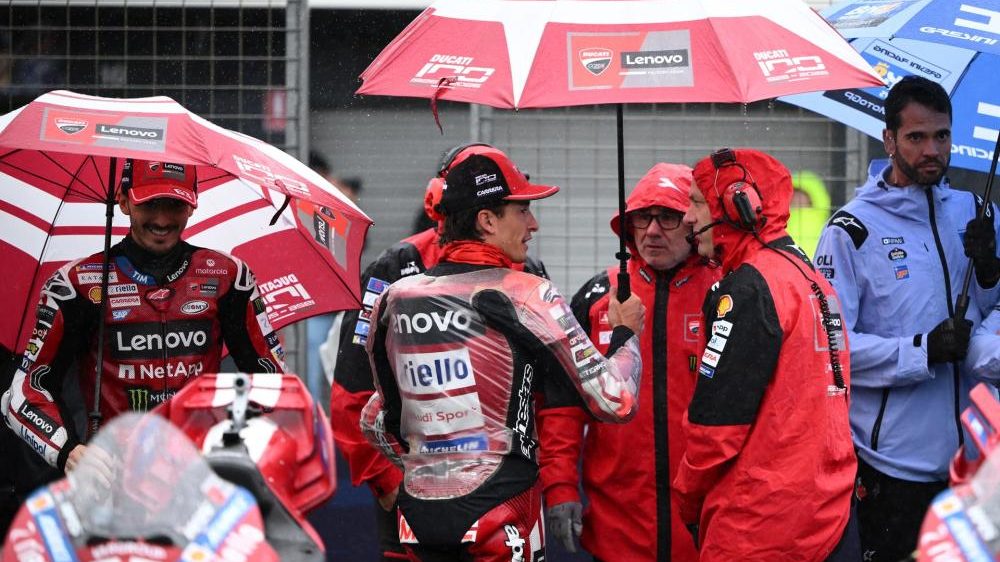 Pilotos de MotoGP saludando a los aficionados en la recta de meta de Phillip Island tras la cancelación del Gran Premio de Australia 2026