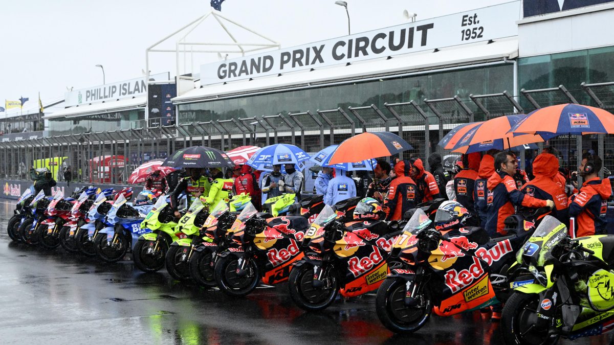 Pilotos de MotoGP en vuelta de honor bajo la lluvia en el circuito de Phillip Island, Australia