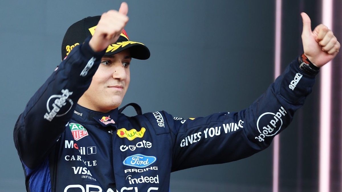 Isack Hadjar en el cockpit de Red Bull Racing durante el Gran Premio de Azerbaiyán en el circuito callejero de Bakú