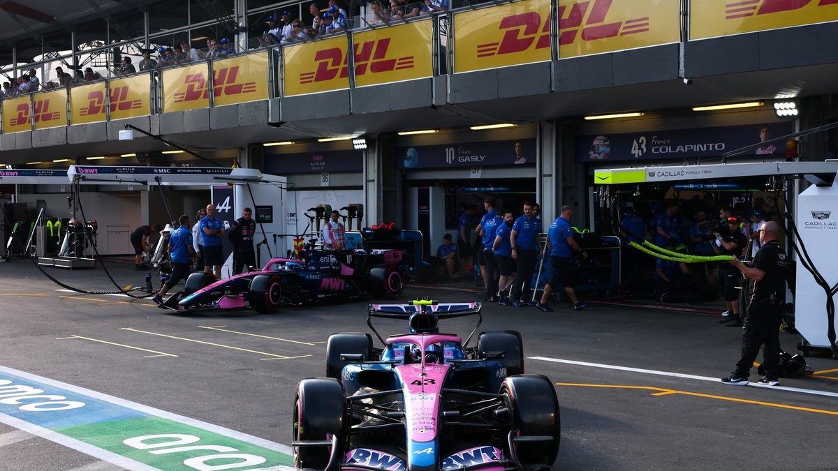 Franco Colapinto y Pierre Gasly con el monoplaza Alpine A526 antes del Gran Premio de Bahréin en Malasia