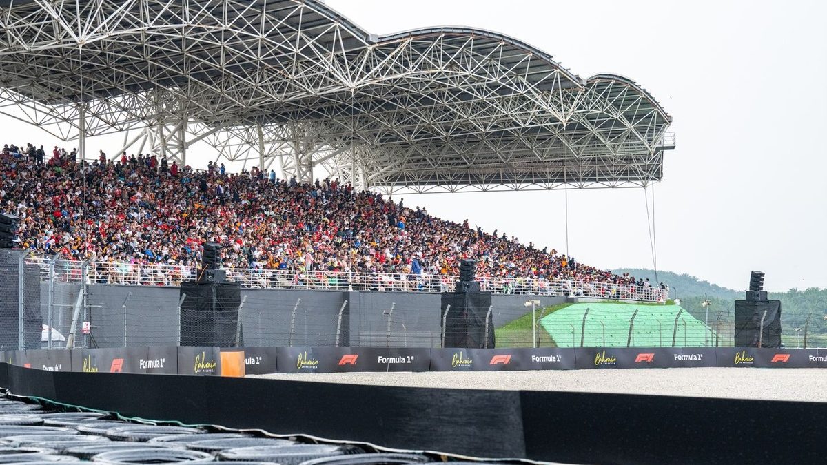 Multitud récord de aficionados en las tribunas del Circuito Internacional de Sepang durante el Gran Premio de Bahréin 2026